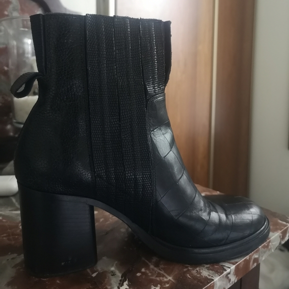 Black leather booties / ankle boots - Picture 2 of 4